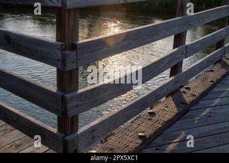 Chemin de fer de pont en bois sur la rivière proche vieux . Photo de haute qualité Banque D'Images