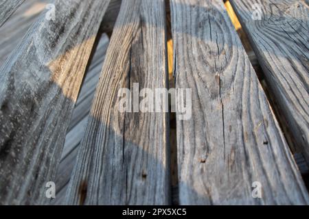 Bancs de pont en bois sur la rivière gros plan vieux . Photo de haute qualité Banque D'Images