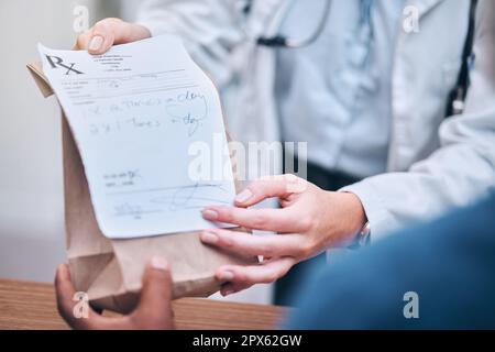 Pharmacie, ordonnance et mains pour les médicaments avec le médecin, le patient ou acheter des produits de santé. Gros plan, infirmière ou pharmacien avec le client pour Banque D'Images