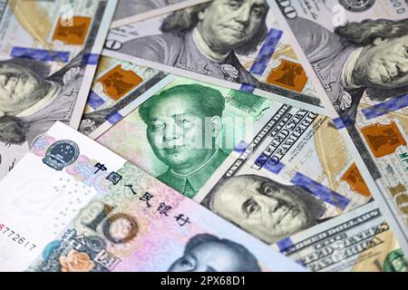 Billets de banque chinois en yuan et en dollars américains. Concept de guerre commerciale entre la Chine et les États-Unis, économie, sanctions Banque D'Images