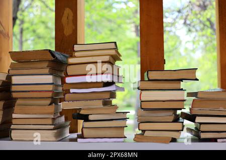 Piles de livres dans un parc pour la librairie. Contexte de la littérature, de la librairie, de la bibliothèque Banque D'Images