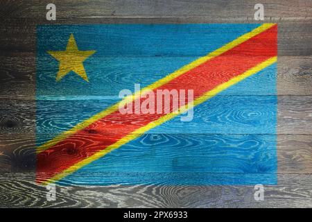 Un drapeau de la République démocratique du Congo sur fond rustique de surface en bois ancien Banque D'Images