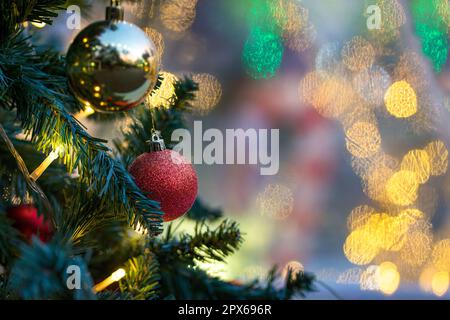 Boules de Noël accrochées sur un arbre avec fond bokeh clair. Copier l'espace. Banque D'Images