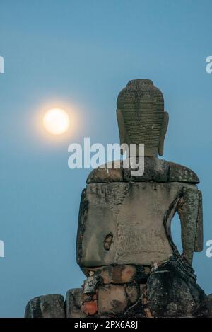 A Stupa au Wat Chai Watthanaram par pleine lune dans la ville Ayutthaya dans la province d'Ayutthaya en Thaïlande, Ayutthaya, novembre 2022 Banque D'Images