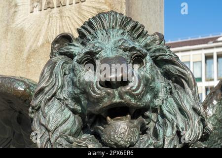 Lion ailé sous la statue de Daniele Manin à Venise Banque D'Images