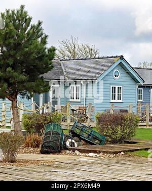 Lodges de vacances dans le Bay Holiday Park près de Filey où ces lodges ont de vieux pots de homard pour l'intérêt et un clin d'œil à l'industrie locale de la pêche Banque D'Images