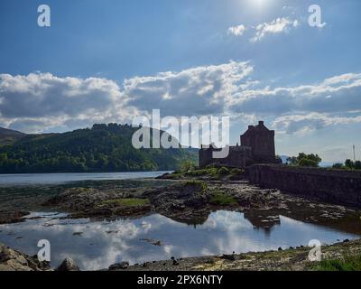 Eilean Donan, Écosse - 05 26 2018 : ancien et historique château eilean donan sur la côte nord de l'Écosse, par une journée ensoleillée avec des reflets dans t Banque D'Images