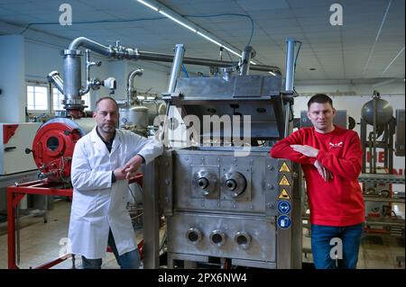 Osterhausen, Allemagne. 28th avril 2023. Christoph Weidling (l) et Steffen Koch, directeurs généraux de Deutsche Vacuuumtrockner GmbH, se trouvent dans leur centre technique au niveau du sécheur à rouleaux à vide qu'ils ont construit. La société développe des procédés de séchage spéciaux qui permettent le recyclage de matériaux dont les composants seraient autrement inséparables. Ce procédé est également utilisé pour les produits agricoles, l'industrie cosmétique, le secteur alimentaire et l'industrie pharmaceutique. Credit: Heiko Rebsch/dpa/Alay Live News Banque D'Images