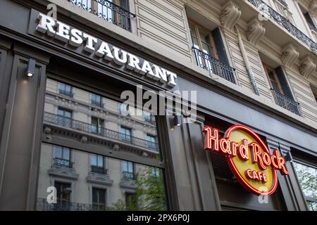 lyon , aura France - 04 20 2023 : Hard Rock Cafe façade logo marque et texte enseigne chaîne de thème restaurant panneau façade Banque D'Images