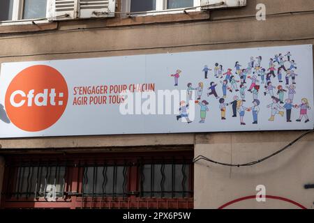 Bordeaux , Aquitaine France - 04 20 2023 : CFDT texte signe et logo de la marque sur l'agence murale façade Confédération française démocratique du Bureau du travail Banque D'Images