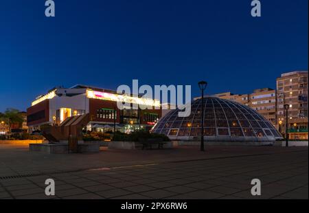 Une photo du centre commercial GCM Center Office & Retail à Iasi, la nuit. Banque D'Images