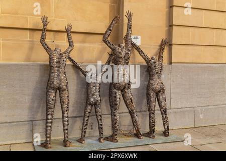 Bruxelles, Belgique : 5 novembre 2022 : sculpture de l'artiste congolais Freddy Tsimba à l'extérieur du Musée royal d'Afrique centrale Banque D'Images