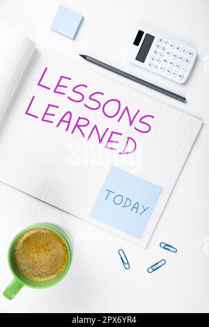 Légende conceptuelle leçons apprises, concept Internet promouvoir le partage et l'utilisation des connaissances issues de l'expérience Banque D'Images
