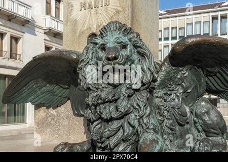 Lion ailé sous la statue de Daniele Manin à Venise Banque D'Images