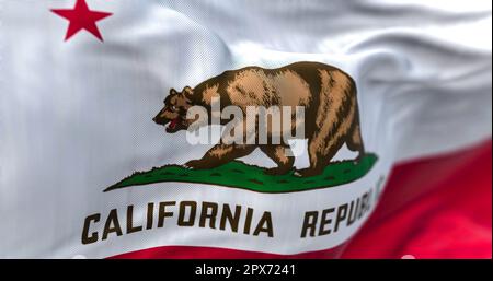 Vue rapprochée du drapeau de l'État de Californie. Le drapeau de Californie est également le drapeau de l'ours. Tissu ondulé. Arrière-plan texturé. Mise au point sélective. Realis Banque D'Images