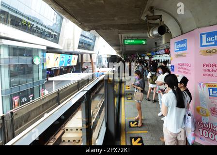 Passagers attendant l'arrivée du BTS Skytrain. Bangkok, Thaïlande. Banque D'Images