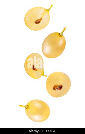 Raisins volants isolés. Cinq fruits de raisin entiers et tranchés tombant sur blanc avec le chemin de coupure comme élément de conception de paquet et la publicité. Profondeur totale o Banque D'Images