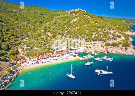 Plage Adriatique à Beli sur l'île de Cres vue aérienne, archipel de Kvarner en Croatie Banque D'Images