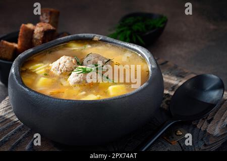 Soupe avec boulettes de viande, pommes de terre et vermicelles. Boulettes de viande dans la soupe épaisse aux légumes Albondicas. Cuisine mexicaine et espagnole, européenne et russe. Fermer u Banque D'Images