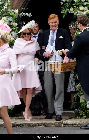 Mark Dyer et sa femme Amanda Kline, le « père de famille » du prince Harry, assistent au mariage de sa nièce après une bataille contre le cancer. Banque D'Images