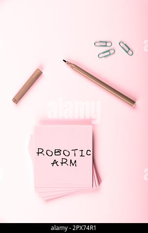 Signe de texte montrant le bras robotique, mot écrit sur le bras mécanique programmable avec fonction similaire d'un bras humain Banque D'Images