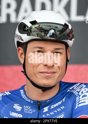 Eschborn, Allemagne. 01st mai 2023. Cyclisme: UCI WorldTour - Eschborn-Frankfurt, (203,80 km), hommes. Jasper Philipsen de Belgique de l'équipe Alpecin Deceuninck pendant la présentation du pilote. Credit: Arne Dedert/dpa/Alay Live News Banque D'Images