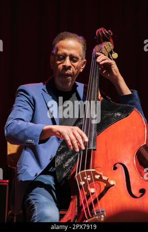 Stanley Clarke se produit au Cheltenham Jazz Festival, 30 avril 2023 Banque D'Images