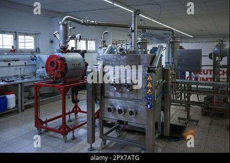 Osterhausen, Allemagne. 28th avril 2023. Un sèche-linge à rouleaux à vide est situé dans le centre technique de Deutsche Vacuuumtrockner GmbH. La société développe des procédés de séchage spéciaux qui permettent le recyclage de matériaux dont les composants seraient autrement inséparables. Ce procédé est également utilisé pour les produits agricoles, l'industrie cosmétique, le secteur alimentaire et l'industrie pharmaceutique. Credit: Heiko Rebsch/dpa/Alay Live News Banque D'Images