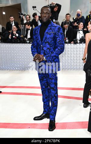 New York, États-Unis. 1st mai 2023. New York, États-Unis. 1 mai 2023. Stormzy arrivée au met Gala 2023 au Metropolitan Museum of Art de New York. Le thème de cette année est Karl Lagerfeld Une ligne de beauté. Crédit : Doug Peters/Alamy Live News Banque D'Images