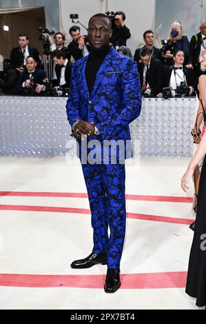 New York, États-Unis. 1st mai 2023. New York, États-Unis. 1 mai 2023. Stormzy arrivée au met Gala 2023 au Metropolitan Museum of Art de New York. Le thème de cette année est Karl Lagerfeld Une ligne de beauté. Crédit : Doug Peters/Alamy Live News Banque D'Images