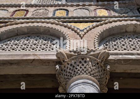 Gros plan d'un détail de décorations géométriques de la façade de la basilique saint-Marc à Venise Banque D'Images