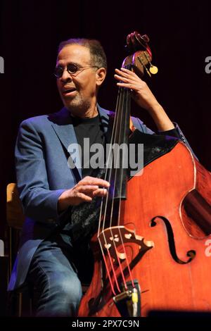 Stanley Clarke se produit au Cheltenham Jazz Festival, 30 avril 2023 Banque D'Images