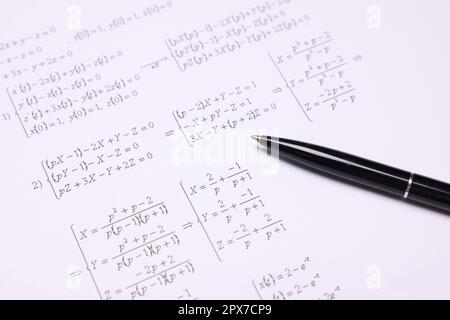 Feuille de papier avec formules mathématiques et stylo Banque D'Images