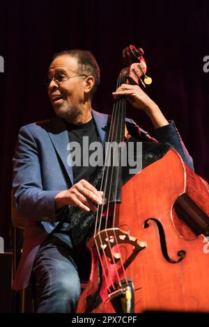 Stanley Clarke se produit au Cheltenham Jazz Festival, 30 avril 2023 Banque D'Images