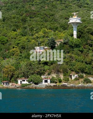 Vue de la mer des montagnes verdoyantes du côté européen du détroit du Bosphore, Istanbul, Turquie, avec tour radar blanche Banque D'Images