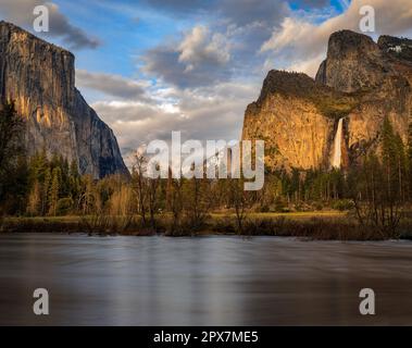 Vue panoramique de la célèbre Yosemite Valley dans le parc national de Yosemite, Sierra Nevada chaîne de montagnes en Californie, Etats-Unis Banque D'Images