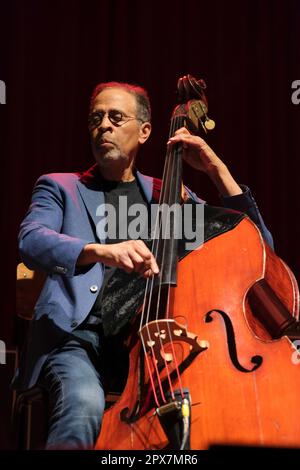 Stanley Clarke se produit au Cheltenham Jazz Festival, 30 avril 2023 Banque D'Images