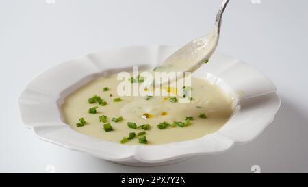 Vichyssoise, soupe traditionnelle française à la crème glacée - poireaux de pommes de terre et oignon recouvert de ciboulette hachée Banque D'Images