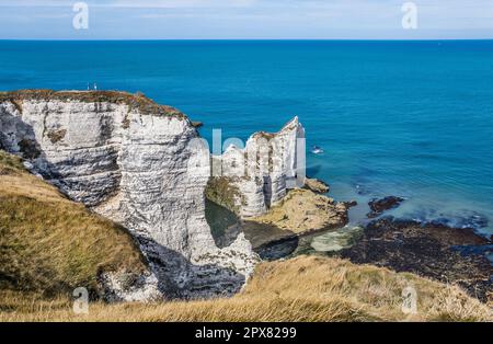 Falaise d'Amont, pittoresque falaise de craie sur la Côte d'Albâtre à Étretat, Seine-Maritime, pays de Caux, Normandie, France Banque D'Images