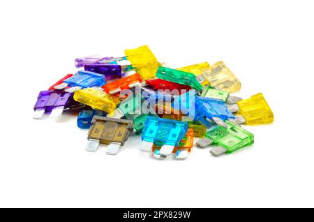 Fusible de voiture de couleur. Pile de fusibles ou de disjoncteurs automobiles électriques colorés isolés sur fond blanc. Banque D'Images