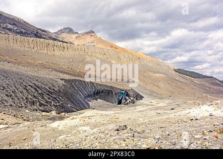 Glace sale et moraines Rocheuses au pied du glacier Athabasca dans le parc national Jasper Banque D'Images