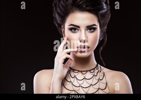 Belle fille brunette avec maquillage de soirée arabe et peau parfaite. Visage de beauté. Photos prises en studio Banque D'Images