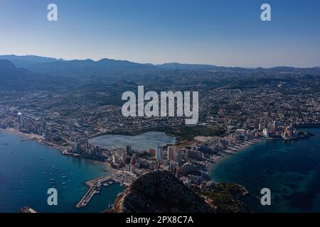 Vue aérienne Penyal dIfac époustouflant parc naturel du Peñon de Ifach calcaire massive sur la mer Méditerranée, les bateaux amarrés au port de Calpe. Sunn Banque D'Images