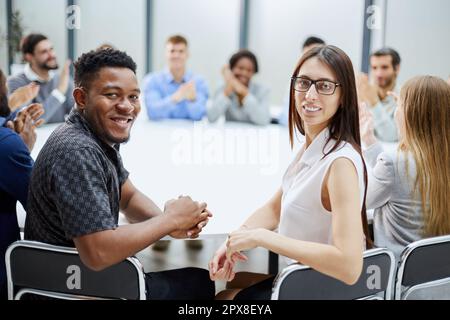 fille posant pour l'appareil photo assis à une table ronde Banque D'Images