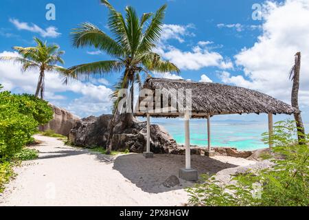 Refuge à la plage tropicale d'Anse Source d argent sur l'île de la Digue, Seychelles. Banque D'Images