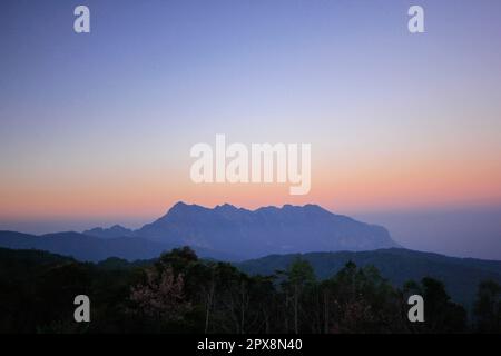 Doi Luang, Chiang Dao est une montagne calcaire qui a une hauteur de Thaïlande Banque D'Images