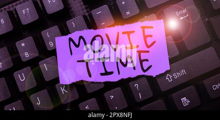 Affiche manuscrite heure du film, entreprise présente l'heure prévue ou réelle à laquelle commence un spectacle ou un film Banque D'Images