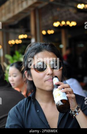 Un bar dans la rue au marché pittoresque et animé du week-end de Chatuchak à Bangkok, en Thaïlande. Banque D'Images