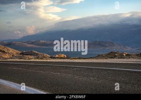 Une route asphaltée passant devant un magnifique point de vue sur l'île de Pag, Croatie. Banque D'Images