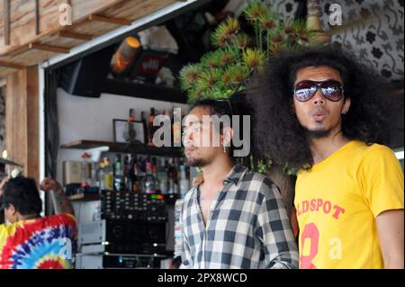 Un bar dans la rue au marché pittoresque et animé du week-end de Chatuchak à Bangkok, en Thaïlande. Banque D'Images